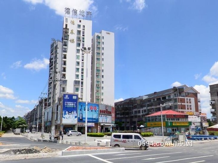 德信購(gòu)物廣場(chǎng)