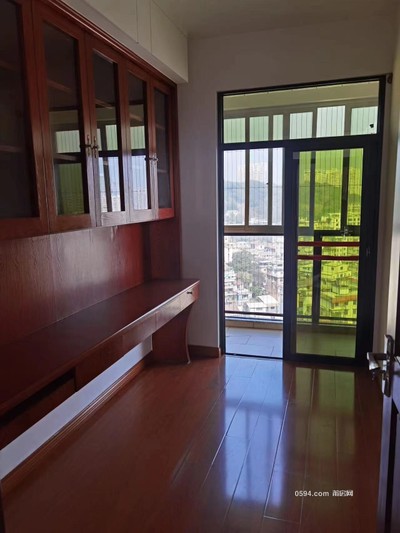 九五醫(yī)院旁  電梯四房  剛剛準(zhǔn)備出租   居住舒服  家具齊全 -莆田租房