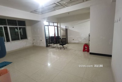 仙游汽車站對(duì)面6+3便利店2號(hào)梯二樓 3室2廳2衛(wèi) 租金1200元 120平-莆田租房