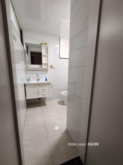 城廂區(qū)萬(wàn)達(dá)附近，五中旁邊九龍小區(qū)高層兩房?jī)蓮d兩衛(wèi)，家-莆田租房