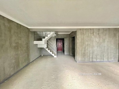 送車(chē)位 保利城譽(yù)峰花園C區(qū) 3陽(yáng)臺(tái)可做五房復(fù)式樓中樓-莆田二手房