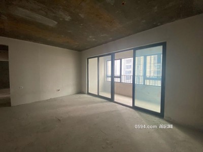 萬(wàn)達(dá)廣場(chǎng)附近 中南龍璽臺(tái) 中高層毛坯三房 自主裝修-莆田二手房