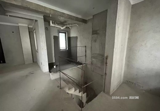 坐落莆田市涵江區(qū)白塘鎮(zhèn)塘鑫街66號(hào)璽樾軒6號(hào)樓905室的房地產(chǎn)