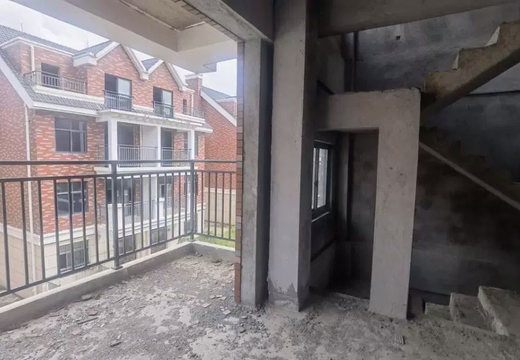 仙游縣鯉城街道龍泉社區(qū)師范路東側(cè)（萬(wàn)晨·伯爵山B地塊）B56#幢1-4層B5601的房地產(chǎn)