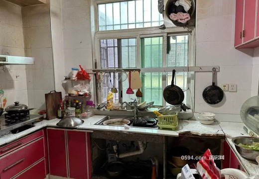 莆田市城廂區(qū)龍橋街道勝利北街975號(hào)西門小區(qū)13號(hào)樓1梯601室的房地產(chǎn)