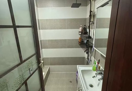 城廂區(qū)龍橋街道東園路與學(xué)院路交叉口雙洋·環(huán)球廣場1號樓1801室的房產(chǎn)及相應(yīng)的土地使用權(quán)