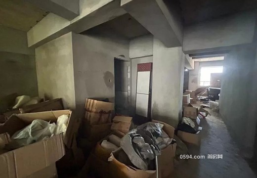 坐落莆田市城廂區(qū)龍橋街道荔城中大道1222號(hào)世紀(jì)豪景1梯1802室的房地產(chǎn)