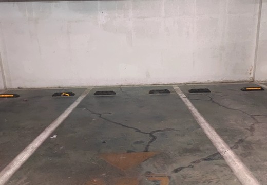 坐落在仙游縣鯉城街道學(xué)府東路1588號地下室地下1層車位（詳見清單1）