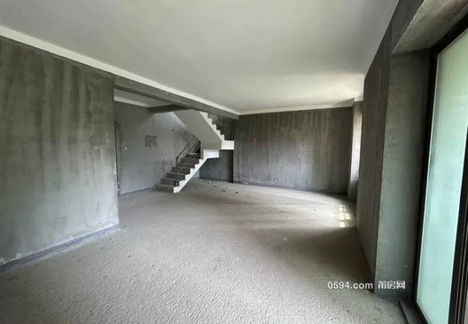 莆田市涵江區(qū)白塘鎮(zhèn)紫霞路299號保利譽峰花園C區(qū)11號樓1梯位301室的房地產(chǎn)