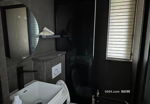 莆田市荔城區(qū)西天尾鎮(zhèn)同心西路1969號(hào)溪白融信公館15號(hào)樓2梯2303室的房地產(chǎn)