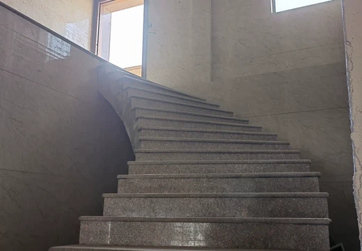 坐落在仙游縣榜頭鎮(zhèn)壩下社區(qū)居委會(huì)工藝路416號(hào)、418號(hào)、420號(hào)第1層及418號(hào)201-1001室的房產(chǎn)及相應(yīng)的土地使用權(quán)