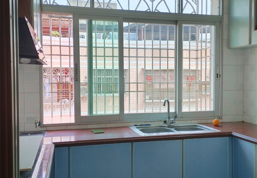 位于仙游縣鯉城街道洪橋社區(qū)勝南小商品市場(chǎng)B-704號(hào)的房產(chǎn)及相應(yīng)的土地使用權(quán)