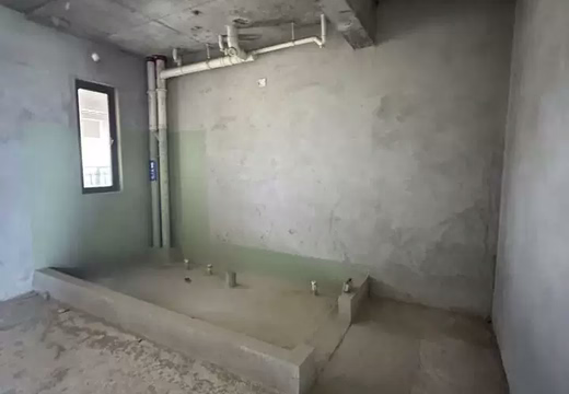 山亭镇港里村天后西路88号世茂国风大院A区13#303室（住建登记为B1地块15#303）的房地产