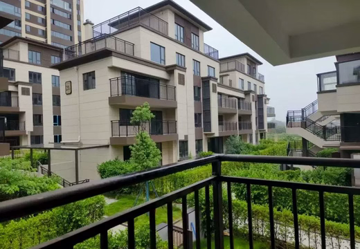 坐落在仙游县鲤城街道碧桂园·天城2期23号楼1-2层101号的房产及相应的土地使用权