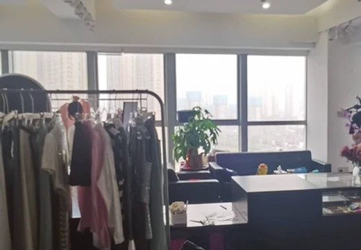 坐落在福建省莆田市荔城區(qū)鎮(zhèn)海街道荔園東路1688號(hào)正榮財(cái)富中心B區(qū)1號(hào)樓1104室的房產(chǎn)及相應(yīng)的土地使用權(quán)