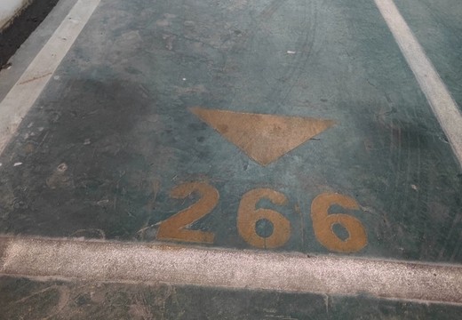 坐落在仙游縣鯉城街道學(xué)府東路1588號(hào)地下室地下1層車位266號(hào)（詳見清單1）。