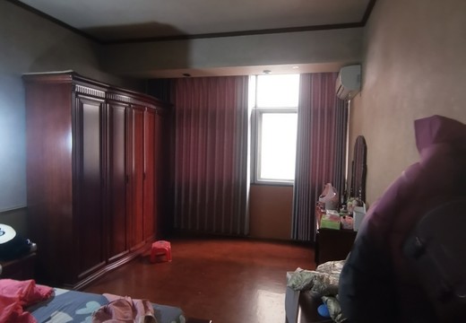 坐落在仙游縣楓亭鎮(zhèn)鋪頭村新村1.3.5層的房產(chǎn)及相應(yīng)的土地使用權(quán)