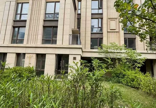 山亭鎮(zhèn)港里村天后西路88號世茂國風(fēng)大院A區(qū)11#03室（住建登記為B1地塊11#03）的房地產(chǎn)