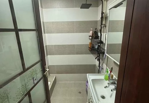 城廂區(qū)龍橋街道東園路與學(xué)院路交叉口雙洋·環(huán)球廣場(chǎng)1號(hào)樓1801室的房產(chǎn)及相應(yīng)的土地使用權(quán)