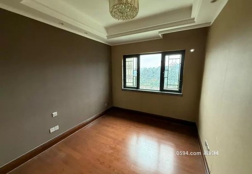 坐落莆田市城廂區(qū)龍橋街道溪北路555號(hào)恒大御景半島5號(hào)樓1梯3102室的房地產(chǎn)