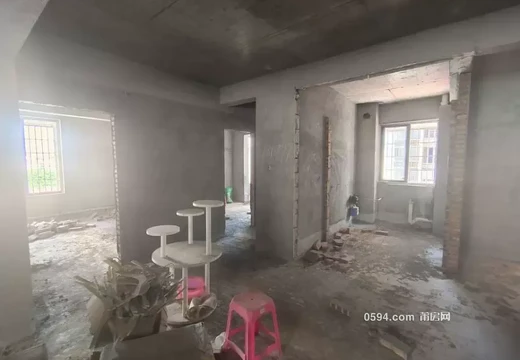 仙游縣鯉城街道壩壟社區(qū)居委會黨校街647號1號樓2梯位705室的房產(chǎn)及相應的土地使用權