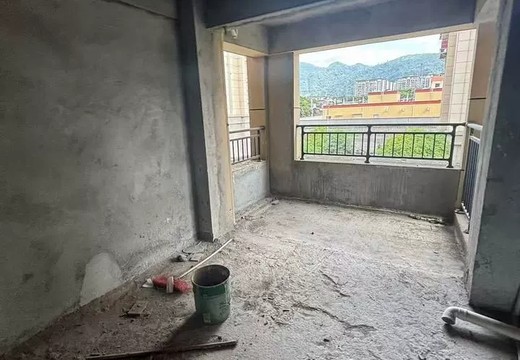 坐落在仙游縣鯉城街道城內(nèi)社區(qū)居委會學府東路1588號1號樓401室的房產(chǎn)及相應(yīng)的土地使用權(quán)