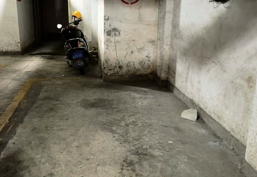 莆田市城廂區(qū)龍橋辦龍橋居委會(huì)后山西路84號(hào)1#車(chē)位104的房地產(chǎn)