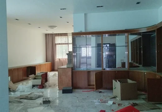 位于仙游縣榜頭鎮(zhèn)溪東村新村東北路的房產(chǎn)及相應(yīng)的土地使用權(quán)