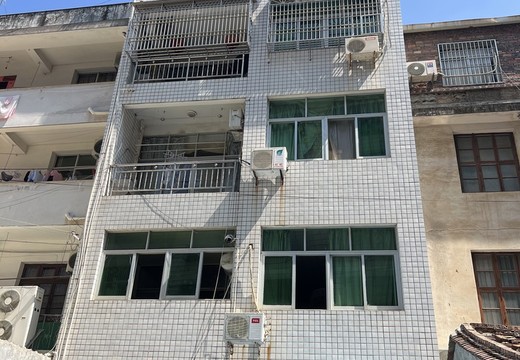 坐落在仙游縣鯉城街道十字社區(qū)蘭仙路23號（一、二、三層）的房產(chǎn)及相應的土地使用權