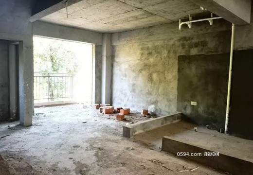 坐落仙游縣鯉城街道龍泉社區(qū)師范路東側(cè)(萬晨·伯爵山B地塊）B2#幢1-5層B202的房地產(chǎn)