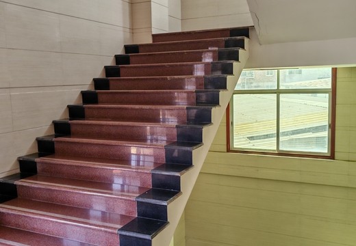 位于在仙游縣榜頭鎮(zhèn)下明社區(qū)瀨榜路邊的房產(chǎn)及相應(yīng)的土地使用權(quán)