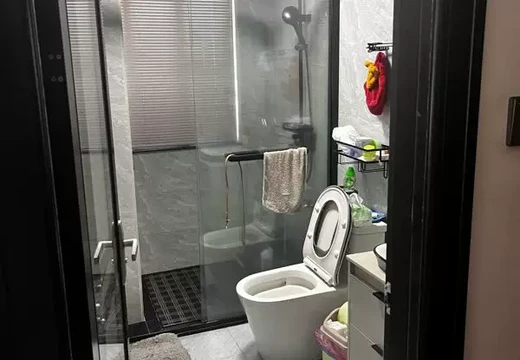 坐落在仙游縣鯉南鎮(zhèn)玉田街666號(hào)1號(hào)樓404室的房產(chǎn)及相應(yīng)的土地使用權(quán)