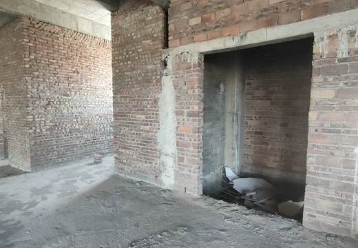 位于仙游縣榜頭鎮(zhèn)龍騰社區(qū)居委會(huì)窯下460號(hào)的房產(chǎn)及相應(yīng)的土地使用權(quán)