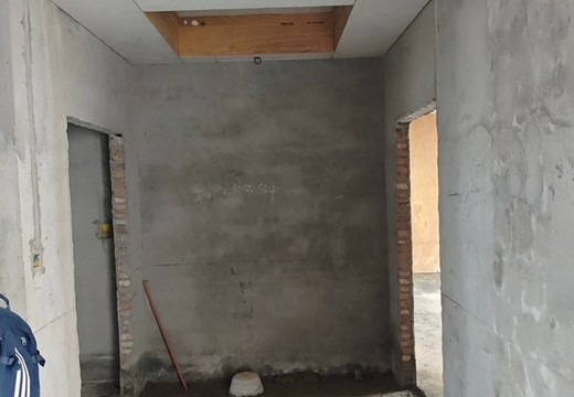 坐落在仙游縣楓亭鎮(zhèn)麟山村楓江北街1299號4號樓1號的房產(chǎn)及相應(yīng)的土地使用權(quán)