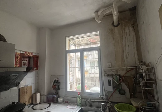 仙游縣鯉城街道洪橋社區(qū)居委會(huì)八二五大街587號(hào)2號(hào)樓402室（現(xiàn)門(mén)牌號(hào)為仙游縣鯉城街道八二五大街559號(hào)2號(hào)樓402室）住宅及煤間房地產(chǎn)