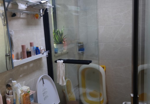 坐落在仙游縣鯉南鎮(zhèn)玉田社區(qū)居委會玉田街1299號16號樓2梯位1303室（16幢2單元1301）的房產及相應的土地使用權