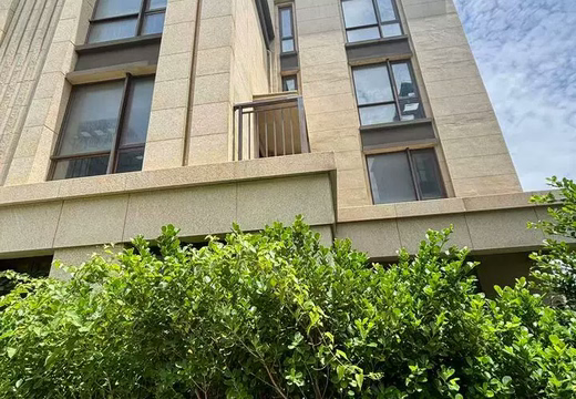 山亭镇港里村天后西路88号世茂国风大院B区11#01室（住建登记为B2地块58#01）的房地产