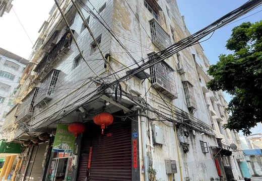 坐落在仙游縣鯉城街道南橋社區(qū)文嵩街3號、5號401室的房產(chǎn)及相應的土地使用權