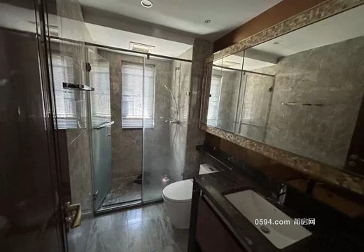 坐落莆田市城廂區(qū)龍橋街道溪北路555號(hào)恒大御景半島12號(hào)樓2梯2505室住宅的房地產(chǎn)