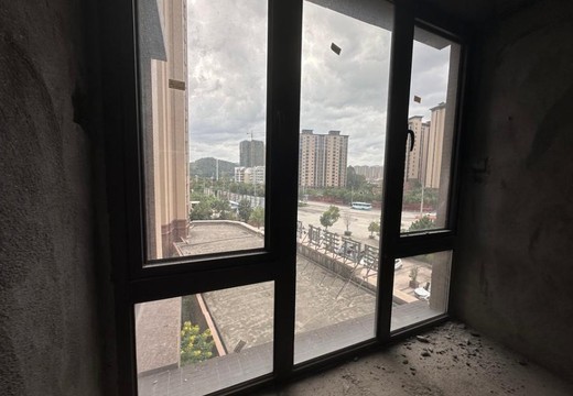 位于仙游縣鯉城街道（皇庭美域·丹郡三期）PS-2017-21號地塊3#幢4層402號的房產(chǎn)及相應(yīng)的土地使用權(quán)。