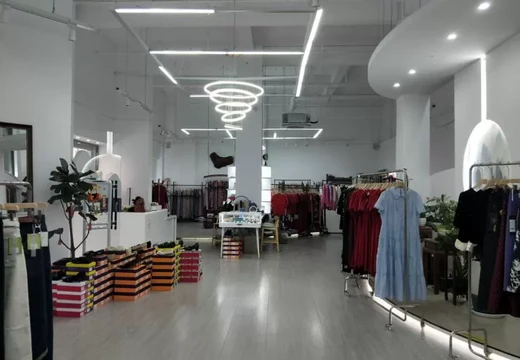 坐落仙游縣楓亭鎮(zhèn)霞街社區(qū)（濱江步行街）D5幢店鋪103的房產(chǎn)及相應(yīng)的土地使用權(quán)