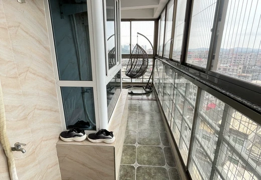 位于仙游縣楓亭鎮(zhèn)霞街社區(qū)居委會蔡襄南街468號1號樓2梯位1403室的房產(chǎn)及相應(yīng)的土地使用權(quán)。（濱江步行街）