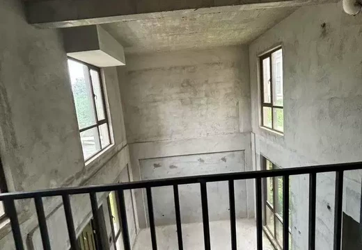 山亭鎮(zhèn)港里村天后西路88號(hào)世茂國(guó)風(fēng)大院B區(qū)25#04室（住建登記為B2地塊2#05）的房地產(chǎn)