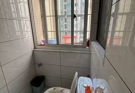 坐落在仙游縣鯉城街道東門社區(qū)居委會學府東路666號1號樓2梯位1105室的房產及相應的土地使用權