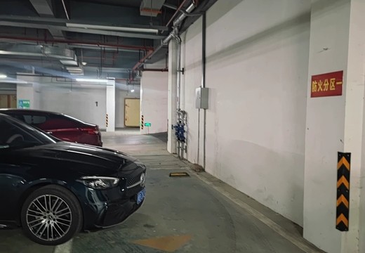 坐落在仙游縣鯉城街道學(xué)府東路1588號(hào)地下室地下1層車位214號(hào)（詳見清單1）