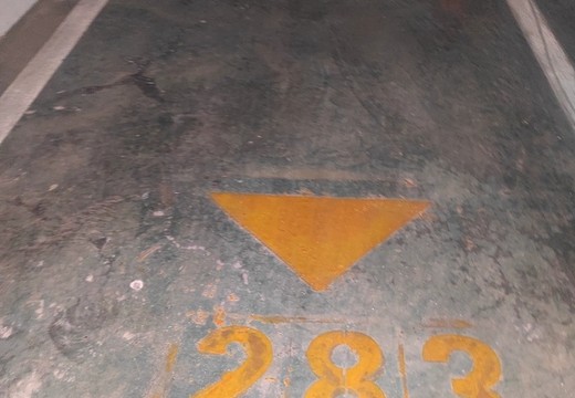 坐落在仙游縣鯉城街道學(xué)府東路1588號(hào)地下室地下1層車(chē)位283號(hào)（詳見(jiàn)清單1）