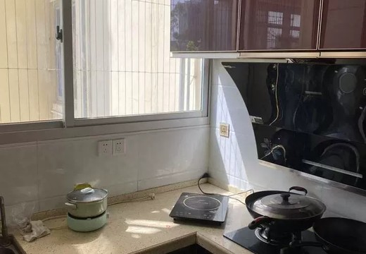 坐落在仙游縣鯉城街道城內(nèi)社區(qū)學(xué)府東路1333號(hào)15號(hào)樓401室的房產(chǎn)及相應(yīng)的土地使用權(quán)