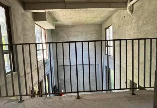 山亭鎮(zhèn)港里村天后西路88號(hào)世茂國(guó)風(fēng)大院B區(qū)13#02室（住建登記為B2地塊50#02）的房地產(chǎn)