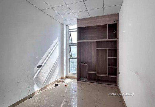 福建省莆田市荔城區(qū)黃石鎮(zhèn)永盛路508號(hào)翰成2號(hào)樓111室、112室的房地產(chǎn)