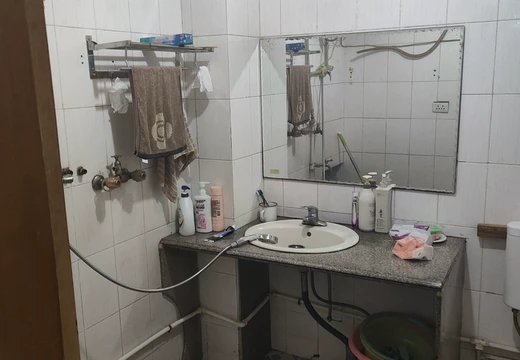 位于仙游縣鯉城街道木蘭社區(qū)居委會勝利路1435號301室的房產(chǎn)及相應(yīng)的土地使用權(quán)